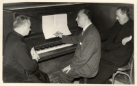 Manuel Lekuona, Francisco Escudero al piano y Pío Montoya trabajando en la partitura de Zigor